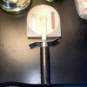 Pampered Chef pizza cutter